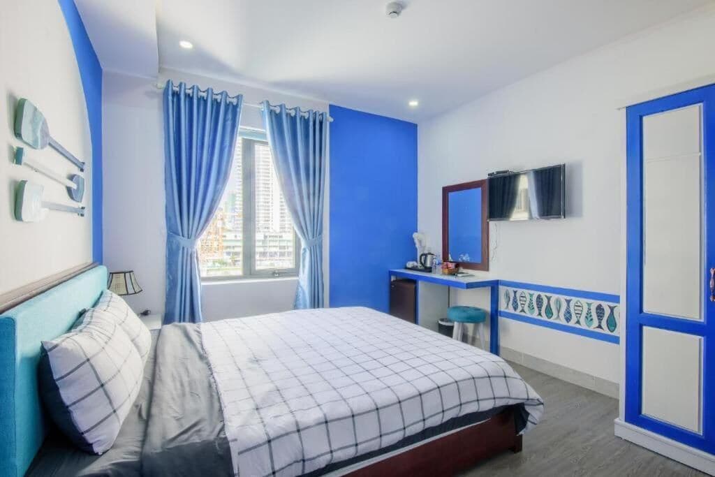 Een kluis op de kamer, geluiddichte muren, een strijkplank/strijkijzer