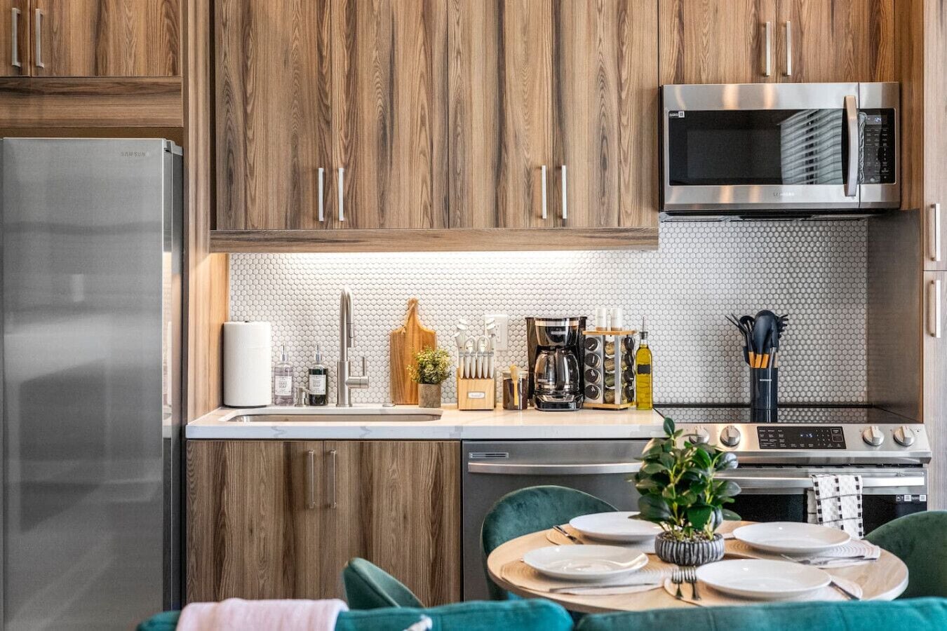 Coffee/tea maker, fridge, microwave, oven
