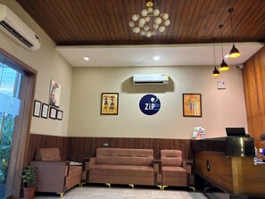 Lobby sitting area - Surendra Landmark By Spree Hotels (Bhopal)