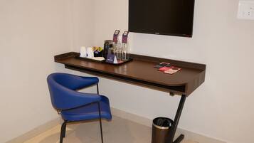 Executive Room | Desk, WiFi (free), bed sheets