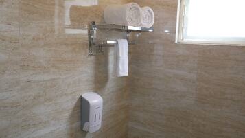 Executive Room | Bathroom | Shower, free toiletries, hair dryer, towels