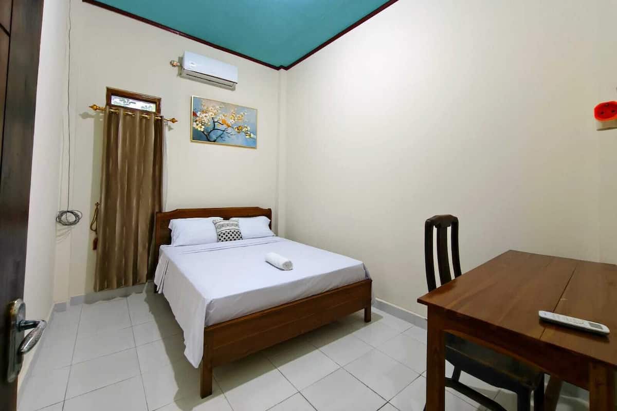 Basic Studio | Desk, free WiFi