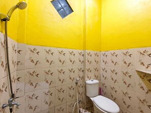 Buồng tắm vòi sen, khăn tắm, xà phòng, dầu gội 