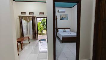 Basic Studio Suite | Desk, free WiFi