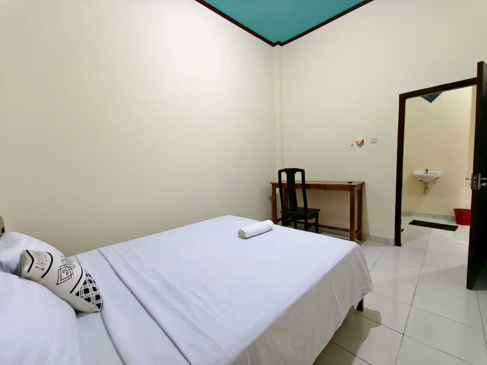 Basic Studio Suite | Desk, free WiFi