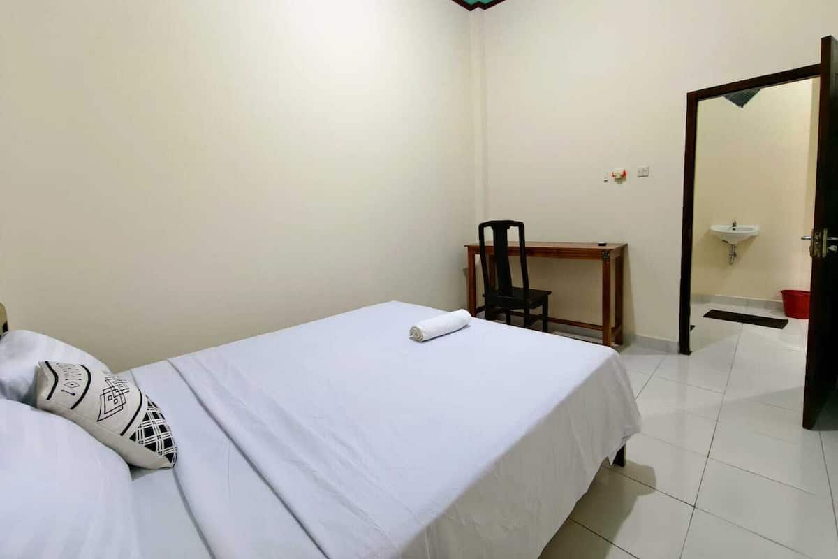 Basic Studio Suite | Desk, free WiFi