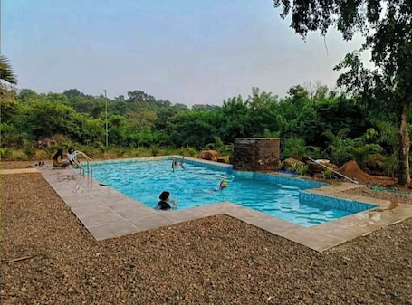 Una piscina al aire libre. Tadmal Retreat N Resort