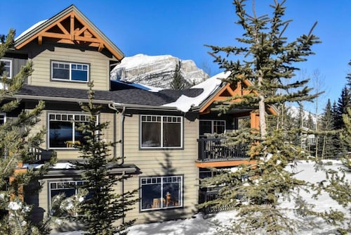 Cozy Condo With Hot Tub+Gym & Underground Parking
