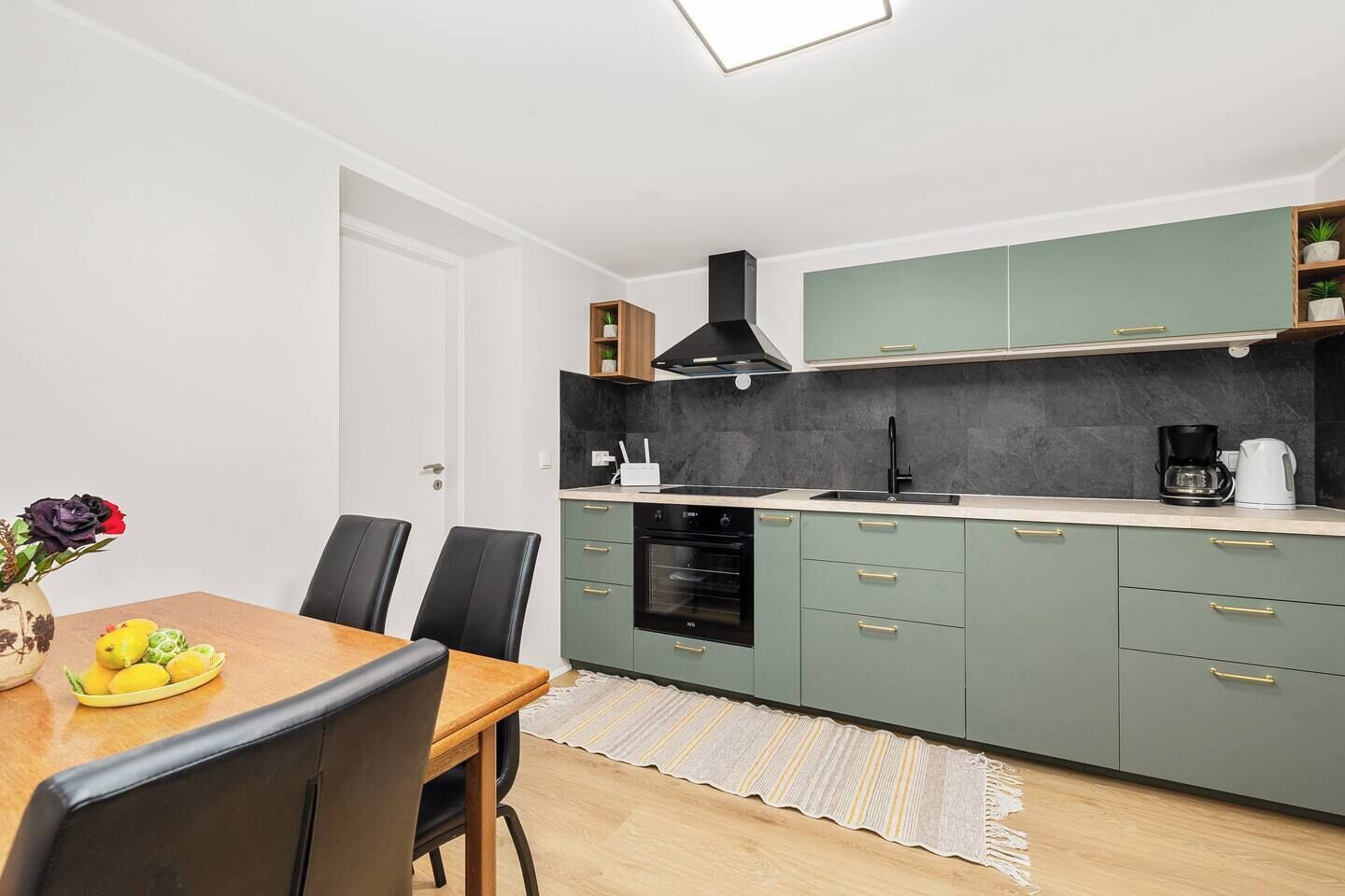 Fridge, oven, stovetop, dishwasher