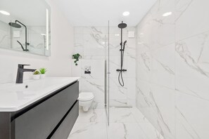 Secador de pelo, toallas