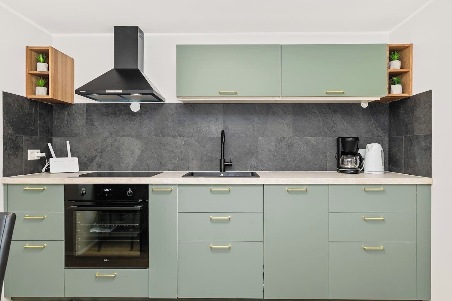 Coffee/tea maker, fridge, oven, stovetop