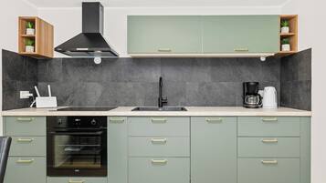 Coffee/tea maker, fridge, oven, stovetop