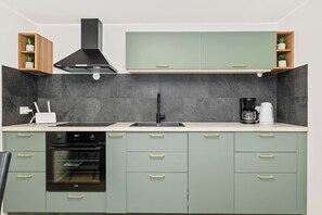 Wasserkocher mit Kaffee-/Teezubehör, Kühlschrank, Ofen, Herdplatte
