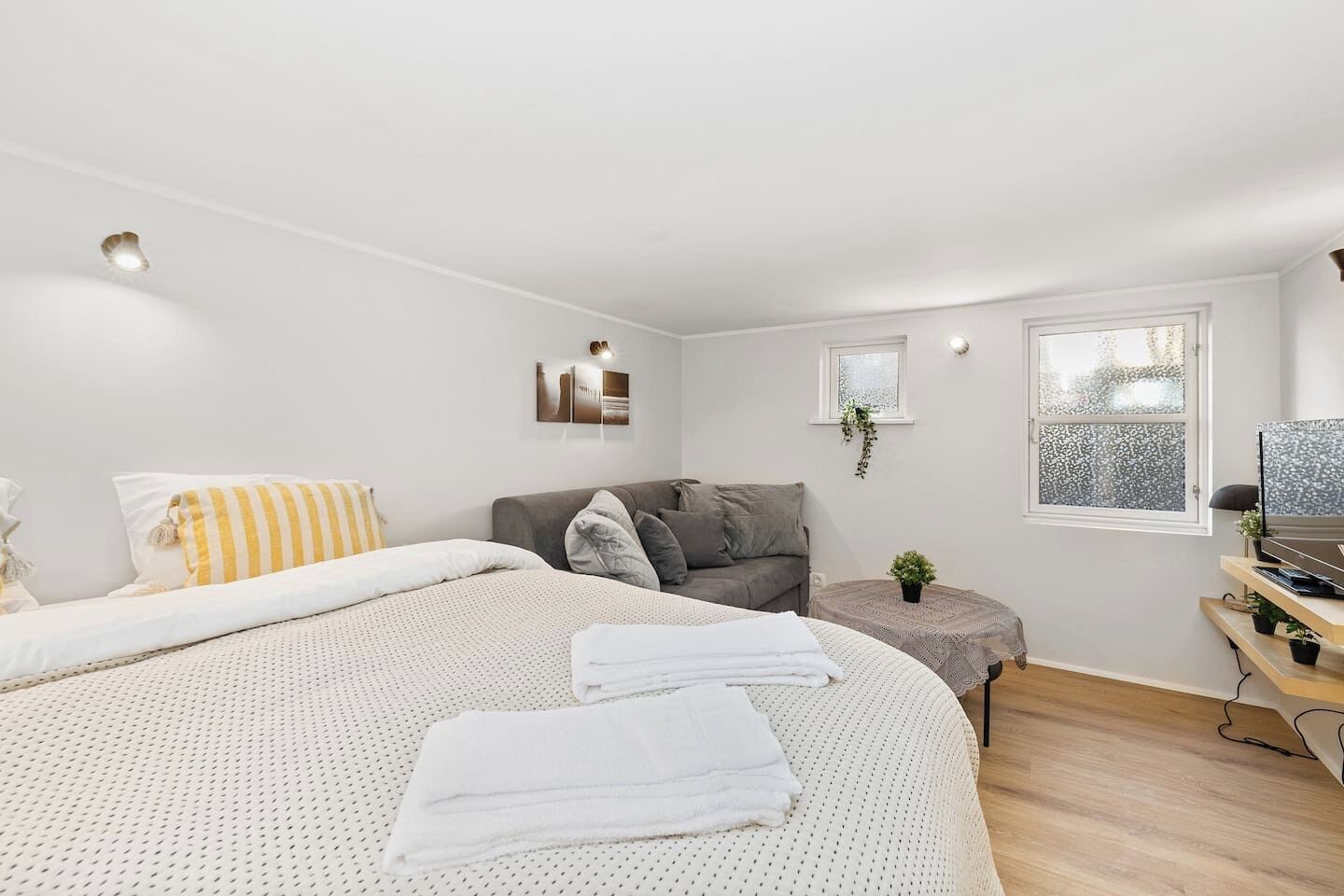 3 habitaciones, tabla de planchar con plancha, wifi y ropa de cama 