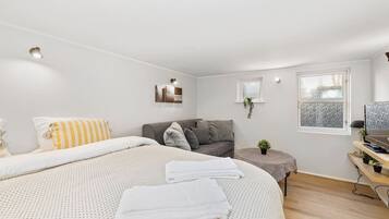 Iron/ironing board, WiFi, bed sheets