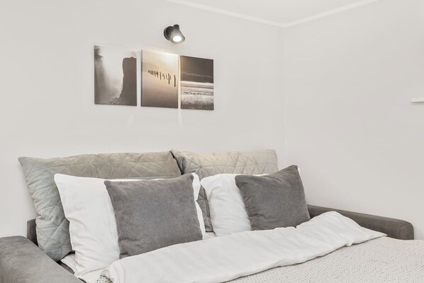 Iron/ironing board, WiFi, bed sheets