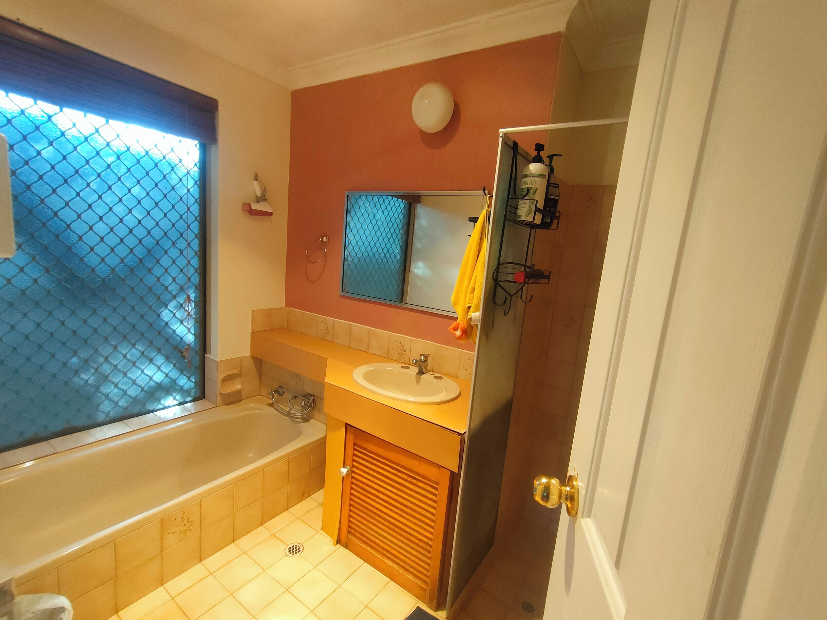 Een haardroger, handdoeken, zeep, toiletpapier