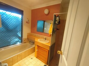 Hair dryer, towels, soap, toilet paper - Enjoyable 1-bedroom villa with AC in charming Heathridge (Heathridge)