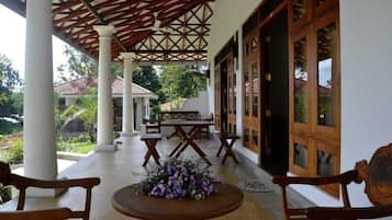 Deluxe-Doppelzimmer, Poolblick | Speisen im Freien