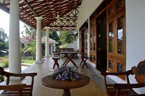 Deluxe Double Room, Pool View | Outdoor dining - Fort Edge Retreat (galle)