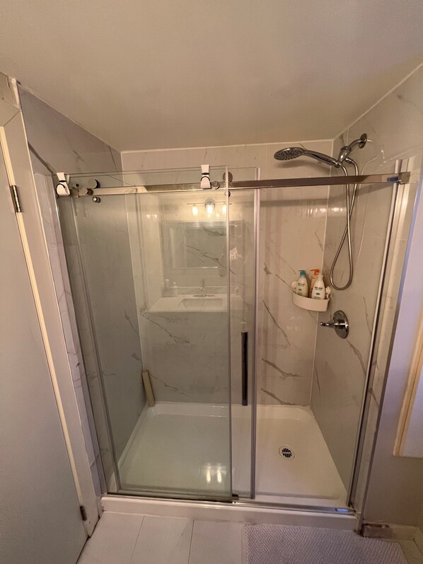 Shower, hair dryer, towels, soap - Cheerful 3-bedroom 2 bathroom home with free street parking (Vancouver)