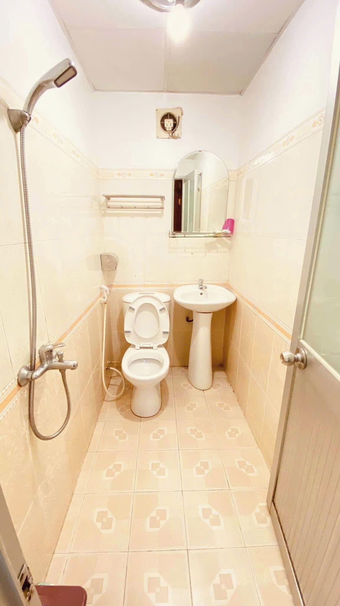 Shower, towels, soap, shampoo