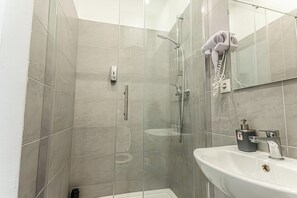 Basic Apartment | Bathroom - Pretty Apartment Near AKH Center Access (Wien)