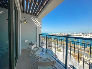 Outdoor dining - Coastal 2BR in La Mer Beachside Bliss (Dubai)