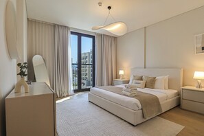 Caja de seguridad en la habitación y tabla de planchar con plancha 