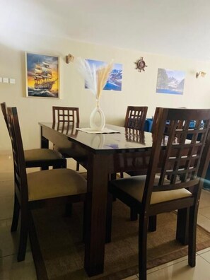 Apartment, 2 Schlafzimmer, Raucher, eigener Pool | Esszimmer