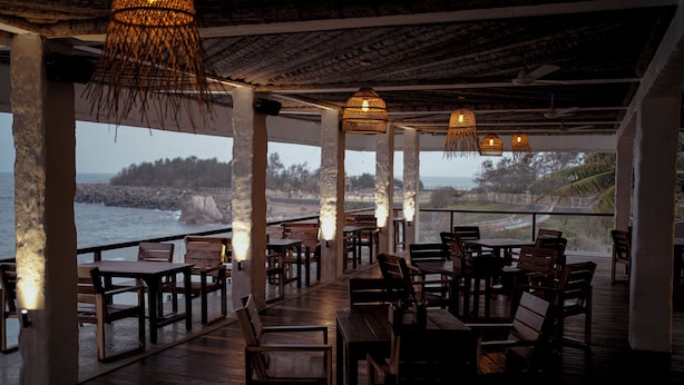 Outdoor dining - Sea Breeze Beach Resort (Mahabalipuram)