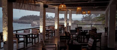 Mittagessen und Abendessen, Blick auf den Strand