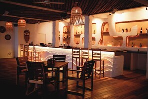 Bar (on property) - Sea Breeze Beach Resort (Mahabalipuram)