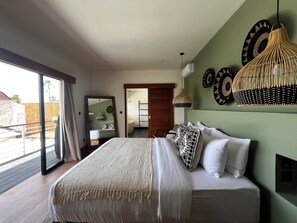 Deluxe-Villa, Balkon, Poolblick | Zimmersafe, kostenloses WLAN, Bettwäsche