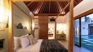 Deluxe Villa, Balcony, Pool View | Peralatan tempat tidur premium, peti besi dalam bilik, meja 