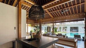 Deluxe Villa, Balcony, Pool View | Dapur peribadi | Pembancuh kopi/teh, peti sejuk, dapur 