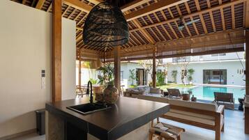 Villa Deluxe, balcón, vistas a la piscina | Cocina privada | Frigorífico, placa de cocina, cafetera o tetera y utensilios de cocina