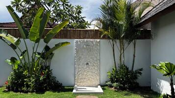 Biệt thự Deluxe, ban công, quang cảnh hồ bơi | Quang cảnh vườn