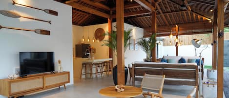 Deluxe Villa, Balcony, Pool View | Interior