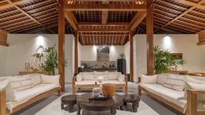 Deluxe Villa, Balcony, Pool View | Ruang tamu | 32 inci sebuah televisyen pintar dengan digital 