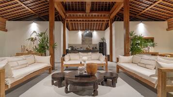 Villa Deluxe, balcone, vista piscina | Area soggiorno | Smart TV 32 pollici con canali digitali