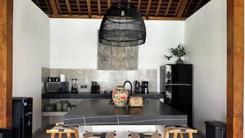 Villa Deluxe, balcón, vistas a la piscina | Cocina privada | Cafetera o tetera, congelador y isla de cocina