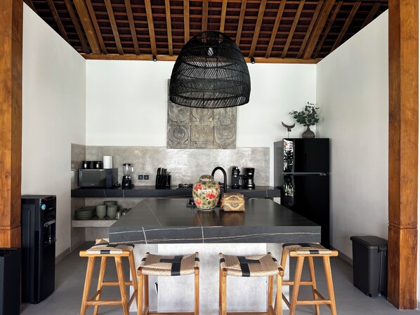 Villa Deluxe, balcón, vistas a la piscina | Cocina privada | Cafetera o tetera, congelador y isla de cocina