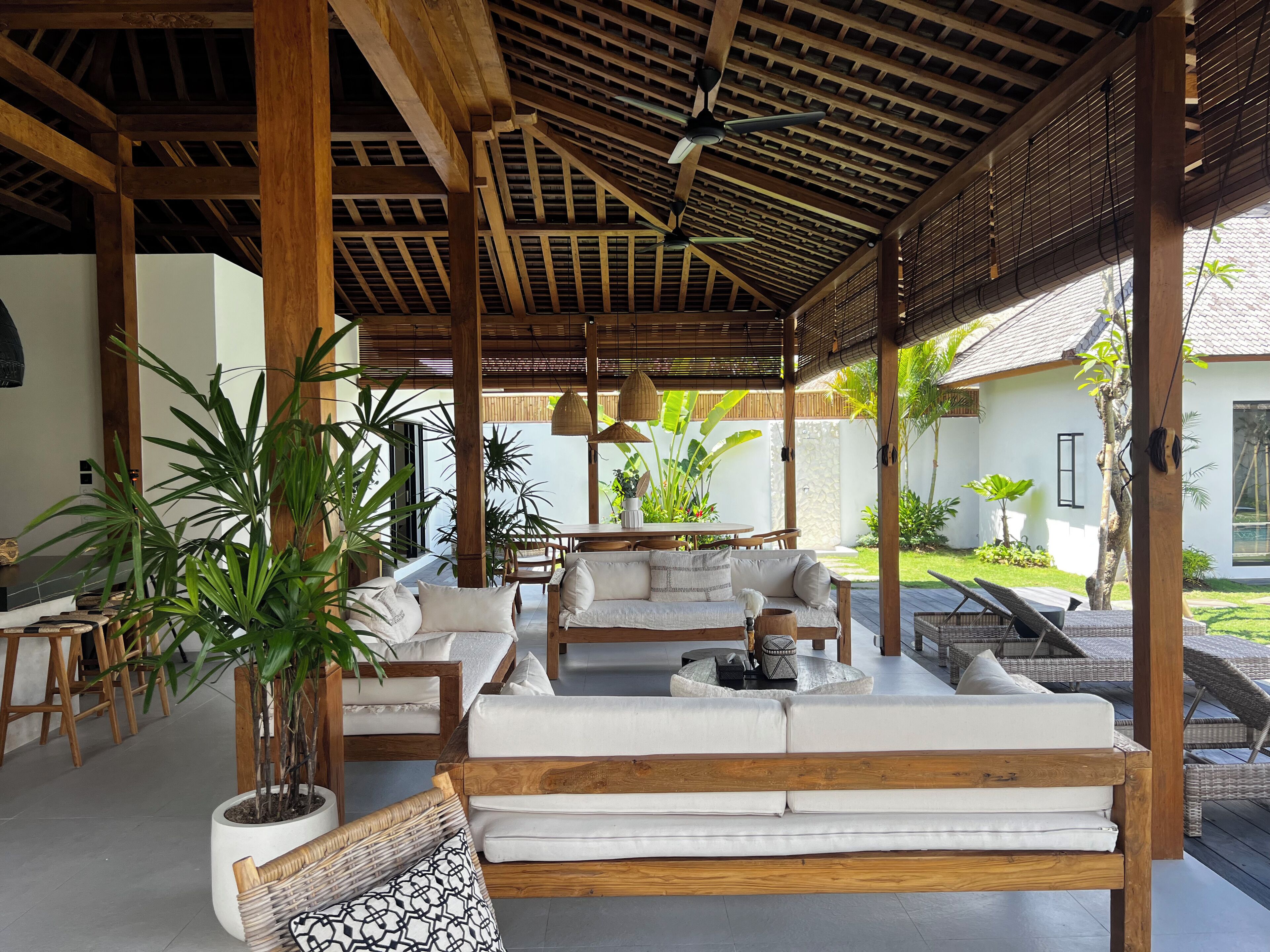 Biệt thự Deluxe, ban công, quang cảnh hồ bơi | Khu phòng khách | Smart TV 32-inch có truyền hình kỹ thuật số 