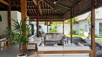 Biệt thự Deluxe, ban công, quang cảnh hồ bơi | Khu phòng khách | Smart TV 32-inch có truyền hình kỹ thuật số