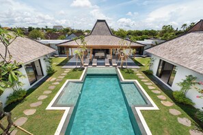 Outdoor pool, sun loungers - Villa Nador by Alfred in Bali (Seminyak)