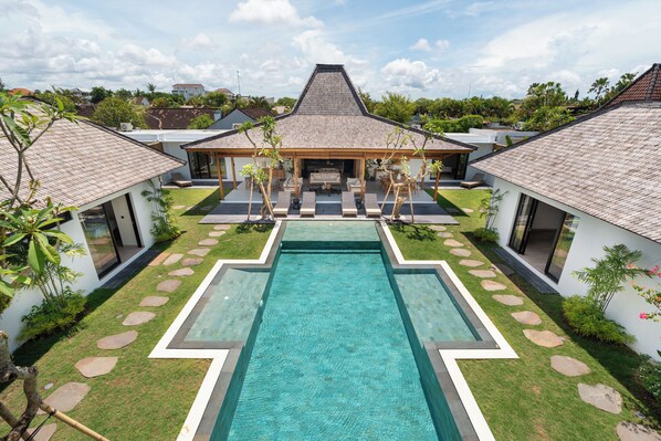 Outdoor pool, pool loungers - Villa Nador by Alfred in Bali (Seminyak)