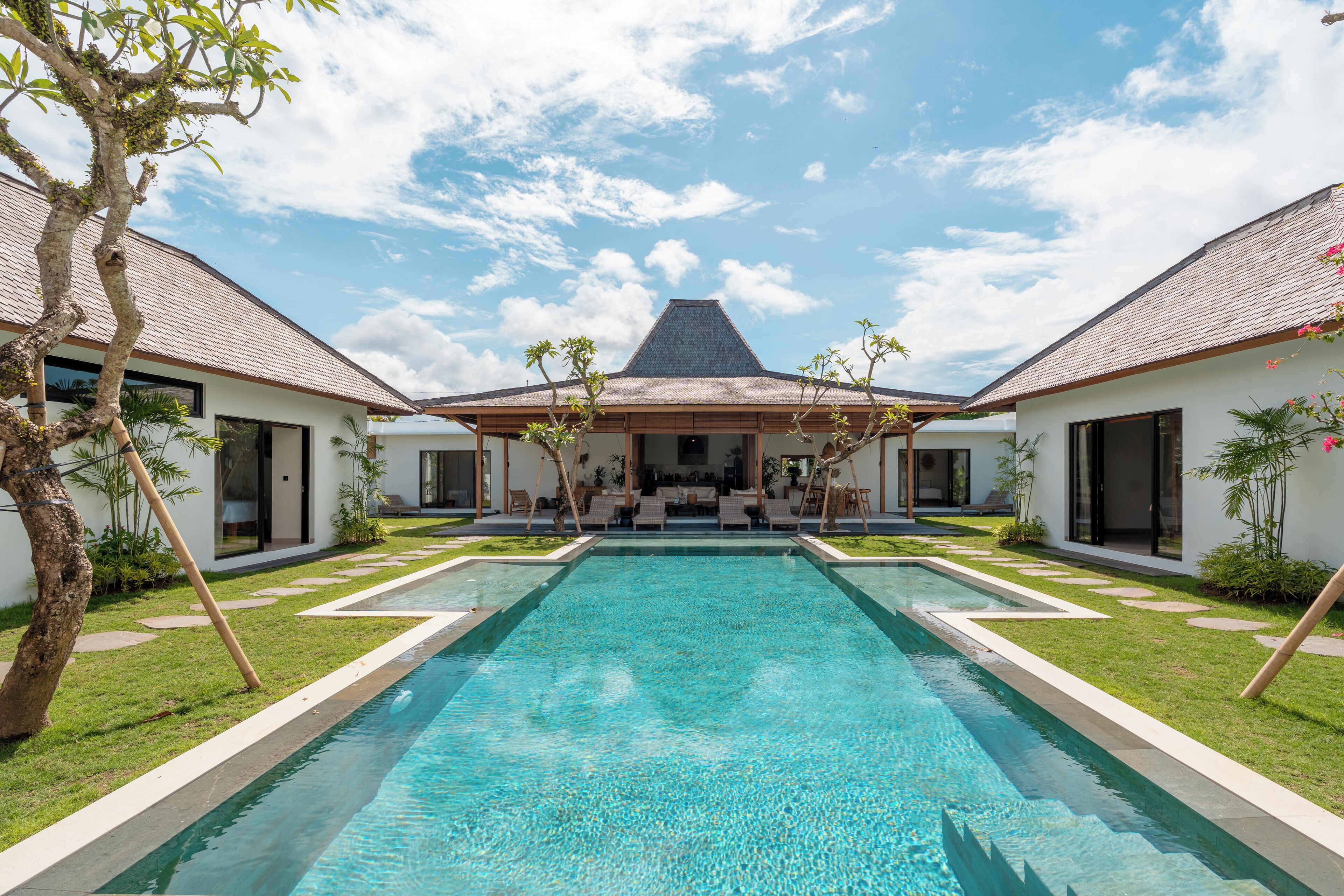 室外泳池；躺椅