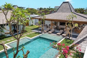 Outdoor pool, pool loungers - Villa Nador by Alfred in Bali (Seminyak)