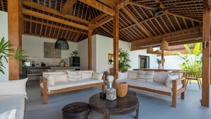 Deluxe Villa, Balcony, Pool View | Ruang tamu | 32 inci sebuah televisyen pintar dengan digital 